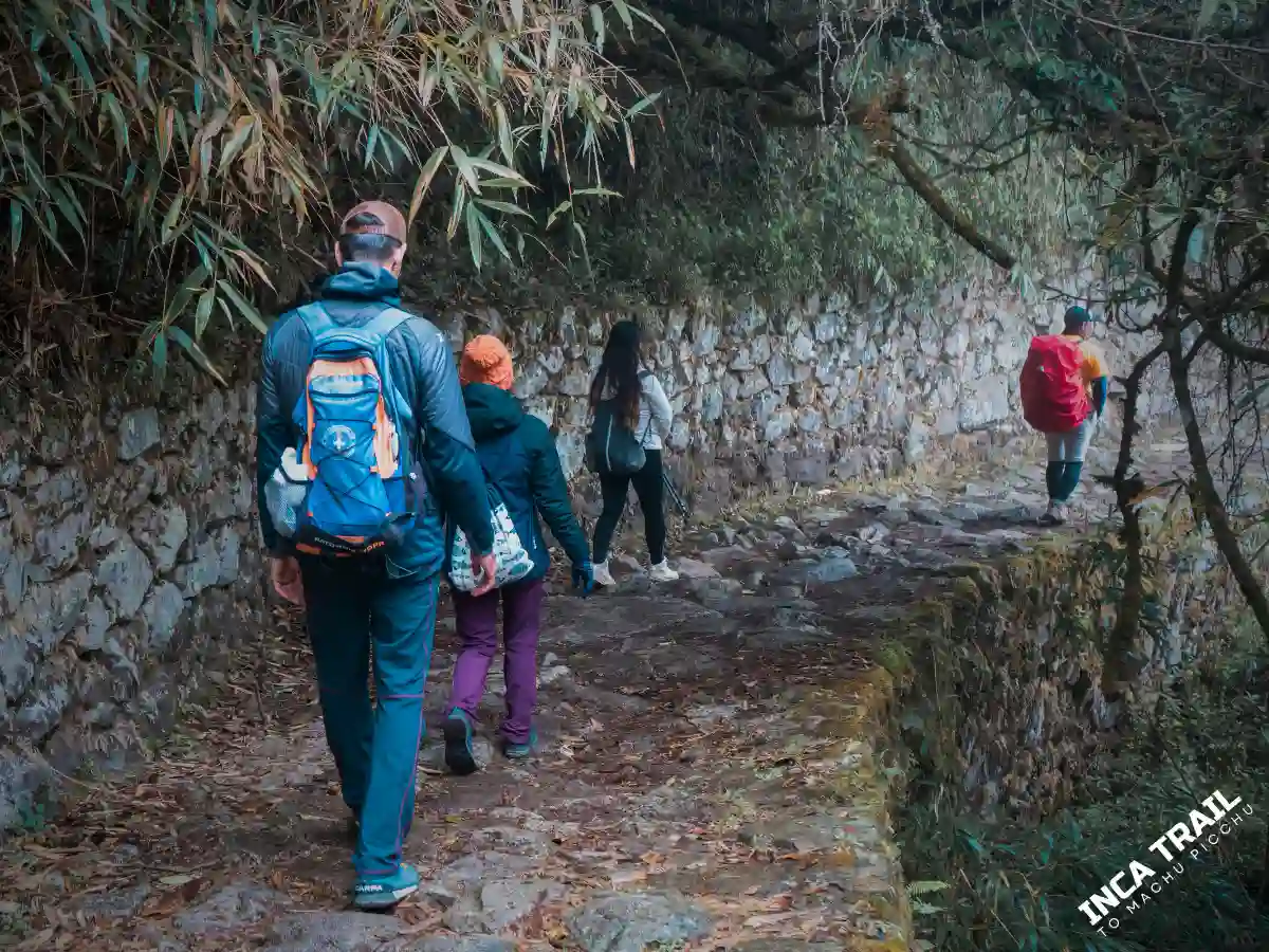 Tourists on the Inca Trail route.│Turistas en la ruta del Camino Inca.