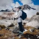 A tourist on the Salkantay trek route with his trekking equipment │Un turista en la ruta de Salkantay trek con su equipo de trekking.