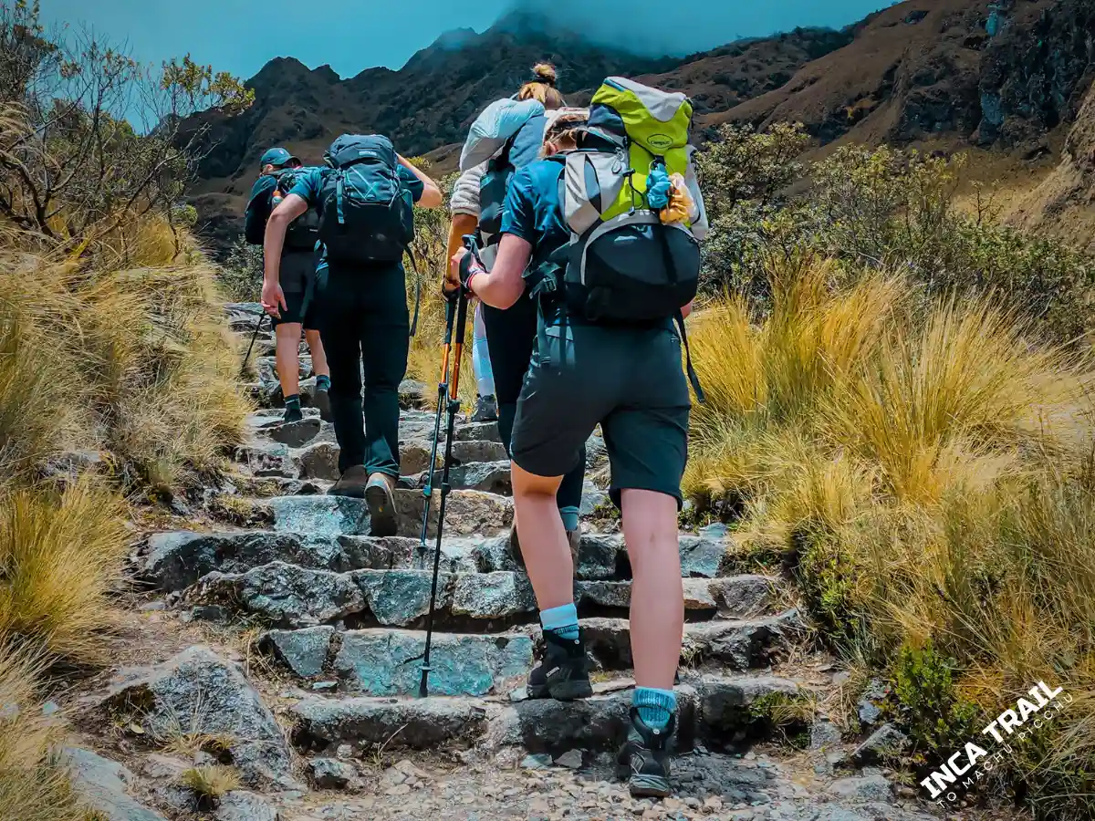 Tourists walking on the Inca trail trekking route│Turistas caminando en la ruta de trekking del Camino Inca.