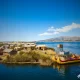 Floating island on Lake Titicaca where people live with houses made of reeds │Isla flotante en el lago Titicaca donde viven personas con casa hechas de totora.