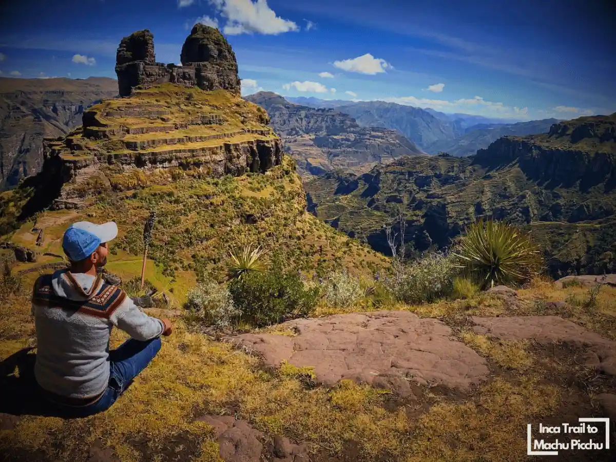 viajero apreciando la magnifica fortaleza de waqrapukara luego de concretar su recorrido.
