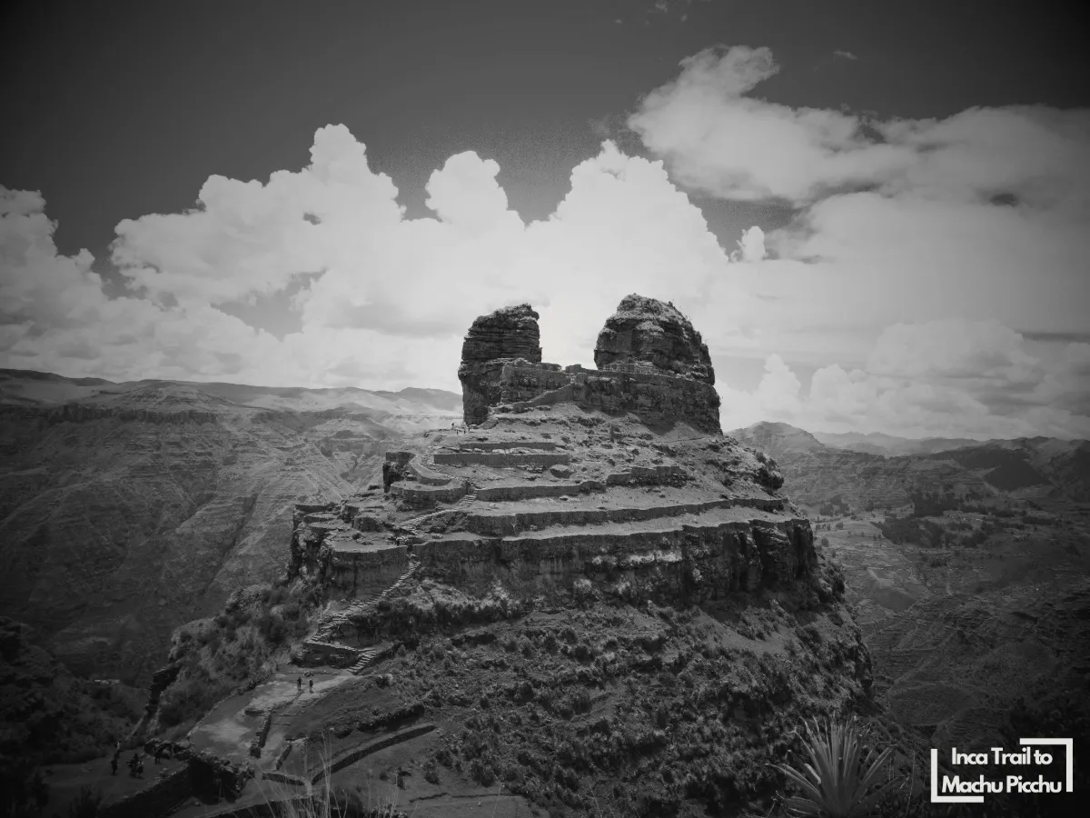 fotografía en blanco y negro sobre la fortaleza de waqrapukara.