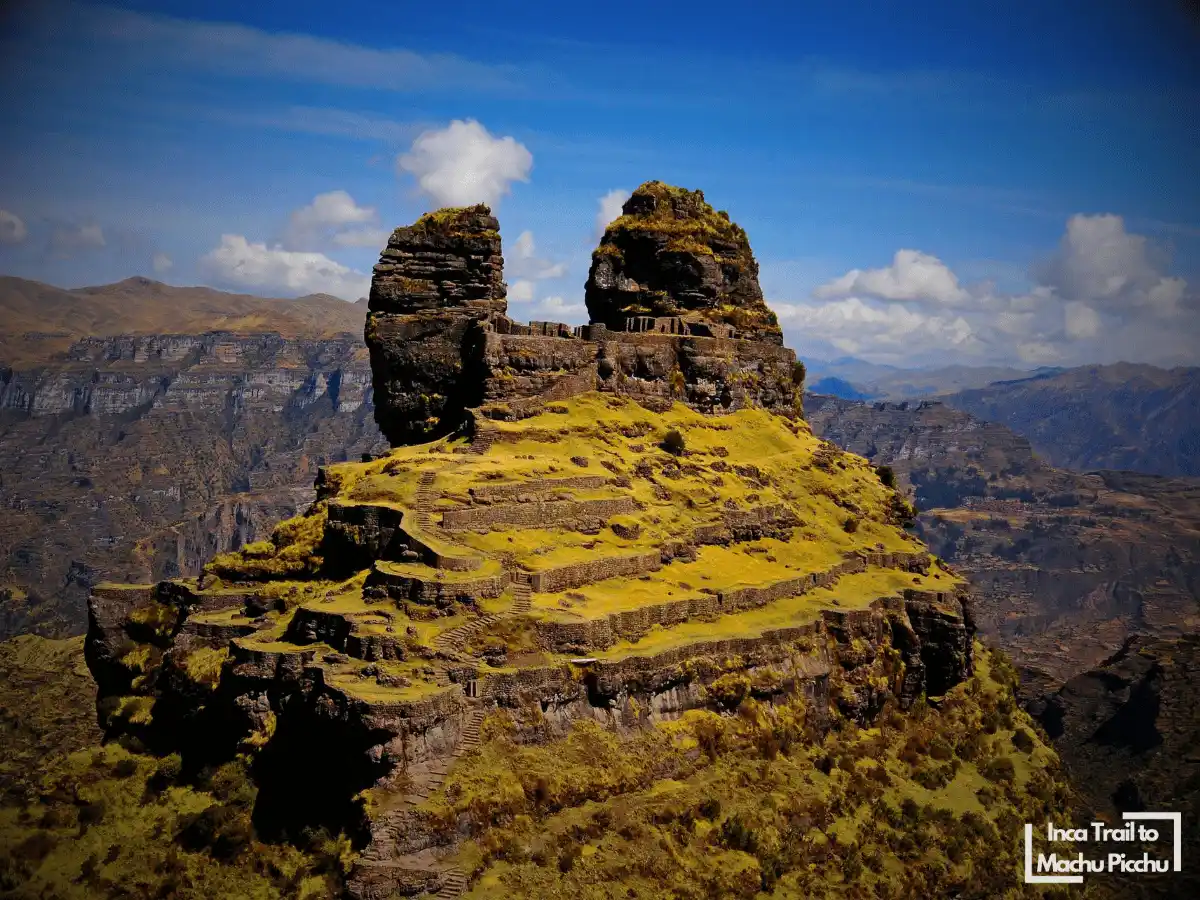Fotografía panorámica del complejo arqueológico de waqrapukara.